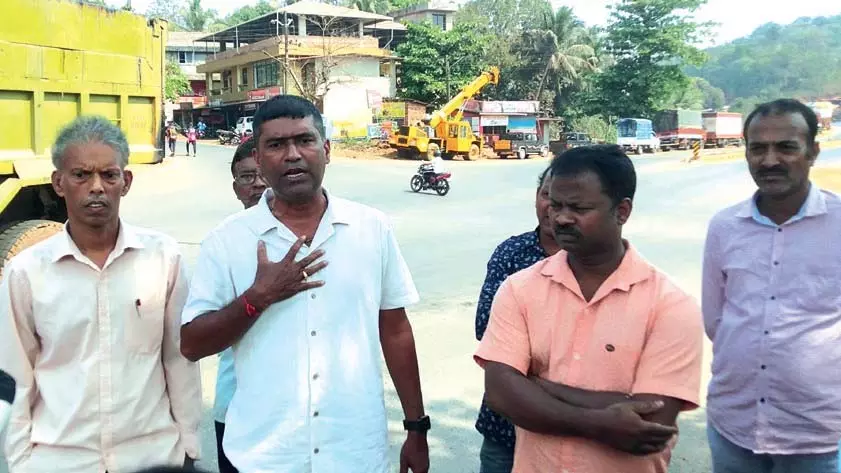 Bethora के स्थानीय लोगों ने नए चार लेन राजमार्ग पर सड़क सुरक्षा उपायों की कमी का विरोध किया Bethora के स्थानीय लोगों ने नए चार लेन राजमार्ग पर सड़क सुरक्षा उपायों की कमी का विरोध किया
