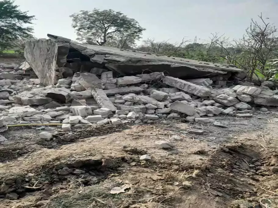 CG: अवैध शराब बनाने वाले केदार लोनिया के घर पर चला विष्णु का सुदर्शन, देखें VIDEO... CG: अवैध शराब बनाने वाले केदार लोनिया के घर पर चला विष्णु का सुदर्शन, देखें VIDEO...