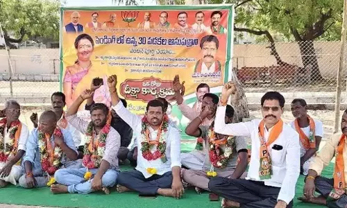 अस्पताल का निर्माण जल्द पूरा करने की मांग को लेकर भाजपा का प्रदर्शन