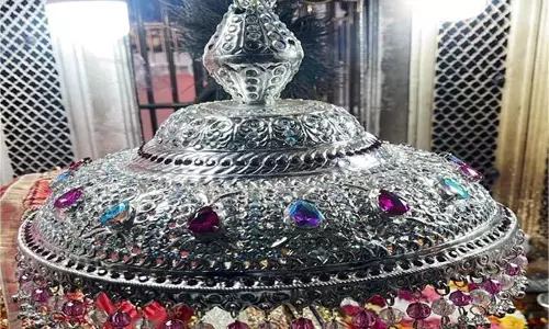 Himachal:  श्रद्धालु ने मां चिंतपूर्णी के दरबार में चढ़ाया 1 किलो 440 ग्राम वजनी चांदी का छत्र