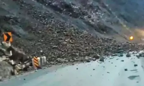भूस्खलन के कारण श्रीनगर-जम्मू राष्ट्रीय राजमार्ग पर यातायात बाधित भूस्खलन के कारण श्रीनगर-जम्मू राष्ट्रीय राजमार्ग पर यातायात बाधित