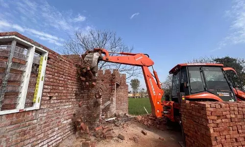 ड्रग तस्कर का घर ध्वस्त कर दिया