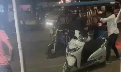 महिला ई-रिक्शा चालक से सरेआम बदसलूकी, युवक ने चप्पल से मारा