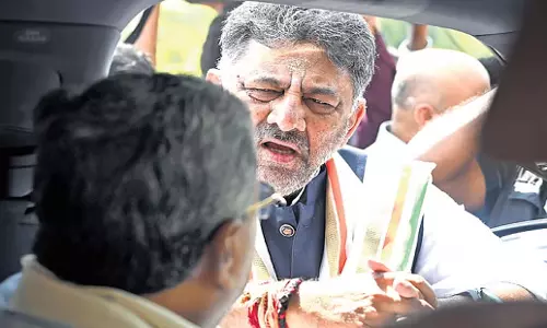 Karnataka: कर्नाटक में सत्ता-बंटवारे पर खड़गे के निर्देश के बाद Karnataka: कर्नाटक में सत्ता-बंटवारे पर खड़गे के निर्देश के बाद