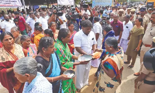 Tamil Nadu: मछुआरे समुदाय के लोगों ने थांगचिमादम में भीख मांगकर विरोध प्रदर्शन किया