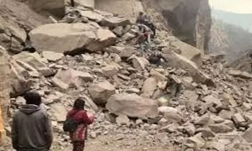 Uttarakhand: हाईवे पर दरकी चट्टान, सड़क पर आ गिरा पूरा पहाड़ Uttarakhand: हाईवे पर दरकी चट्टान, सड़क पर आ गिरा पूरा पहाड़