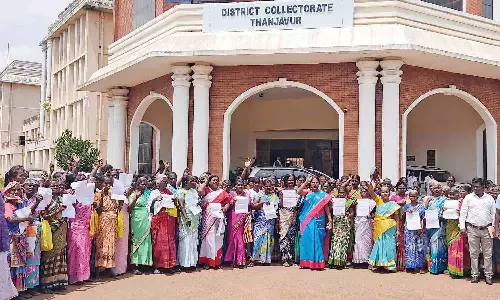 Tamil Nadu: मनरेगा लाभार्थियों ने लंबित मजदूरी के लिए तंजावुर कलेक्ट्रेट पर किया विरोध प्रदर्शन