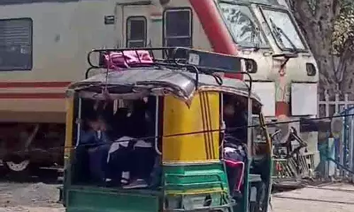 Amritsar में रेलवे क्रॉसिंग पर ऑटो फंसने से 10 छात्र बच गए