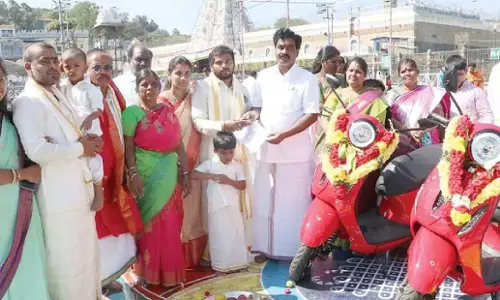 Andhra: टीटीडी को 2 इलेक्ट्रिक स्कूटर दान किये गये Andhra: टीटीडी को 2 इलेक्ट्रिक स्कूटर दान किये गये