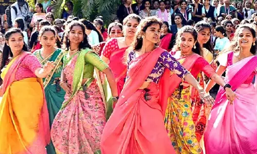 Andhra: एसपीएमवीवी के छात्रों ने चकाचौंध भरे फ्लैश मॉब से परिसर को मंत्रमुग्ध कर दिया