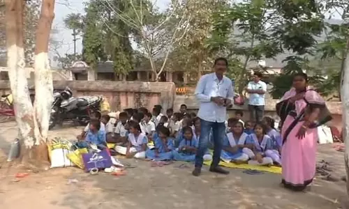 Odisha: ग्रामीणों ने प्रधानाध्यापक के खिलाफ कार्रवाई की मांग को लेकर बौध स्कूल पर ताला जड़ दिया Odisha: ग्रामीणों ने प्रधानाध्यापक के खिलाफ कार्रवाई की मांग को लेकर बौध स्कूल पर ताला जड़ दिया