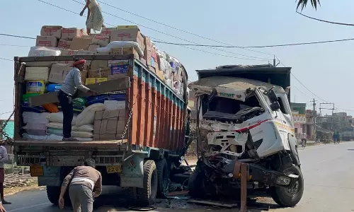 Sahibganj:  हाइवा ने खड़े ट्रक को मारी टक्कर, चालक घायल