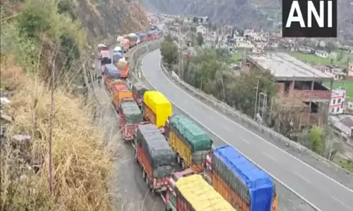 भूस्खलन के कारण श्रीनगर राजमार्ग बंद, बर्फबारी और बारिश से J-K प्रभावित