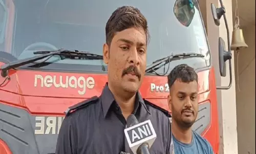 Gujarat: गोधरा रेलवे स्टेशन के पास पुरानी इमारत में लगी आग Gujarat: गोधरा रेलवे स्टेशन के पास पुरानी इमारत में लगी आग