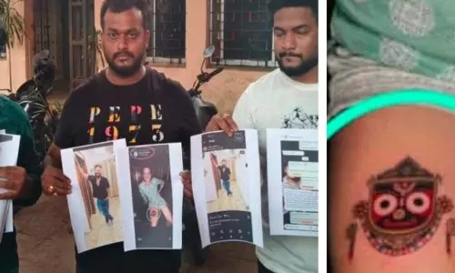 विदेशी महिला की जांघ पर भगवान जगन्नाथ का टैटू बनवाने पर ओडिशा में हंगामा, दो गिरफ्तार विदेशी महिला की जांघ पर भगवान जगन्नाथ का टैटू बनवाने पर ओडिशा में हंगामा, दो गिरफ्तार