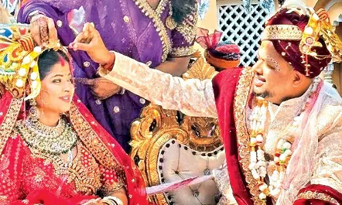 विधायक शारदा प्रसाद ने OAS अधिकारी से की शादी
