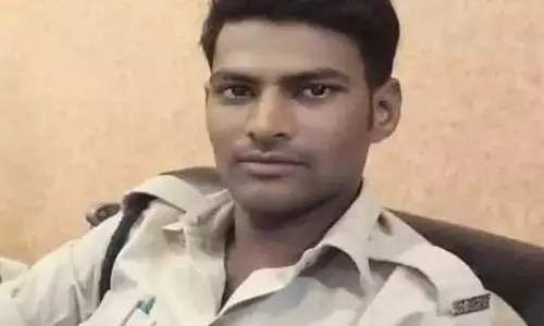 कबाड़ी को छापेमारी की जानकारी दे देता था आरक्षक, सस्पेंड