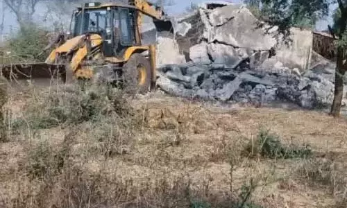 शराब कोचिया के घर चला बुलडोजर, पूरा ढहाया गया