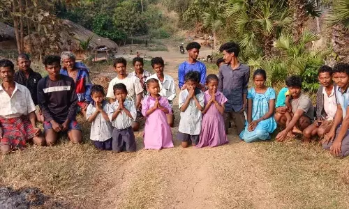 Anakapalle के वीरबद्रिपेट गांव के लिए आदिवासी सड़क की मांग कर रहे Anakapalle के वीरबद्रिपेट गांव के लिए आदिवासी सड़क की मांग कर रहे