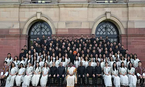 भारतीय राजस्व सेवा के प्रशिक्षु अधिकारियों ने राष्ट्रपति भवन में राष्ट्रपति Murmu से मुलाकात की भारतीय राजस्व सेवा के प्रशिक्षु अधिकारियों ने राष्ट्रपति भवन में राष्ट्रपति Murmu से मुलाकात की