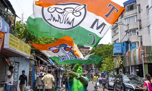 विधायक ने TMC की जीत पर नकद पुरस्कार की पेशकश की विधायक ने TMC की जीत पर नकद पुरस्कार की पेशकश की