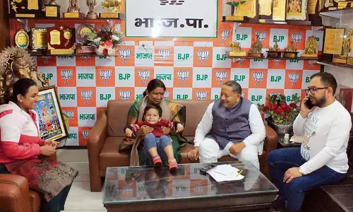 Haryana : मतदान के अगले दिन, उम्मीदवार परिवार के साथ आराम करते Haryana : मतदान के अगले दिन, उम्मीदवार परिवार के साथ आराम करते