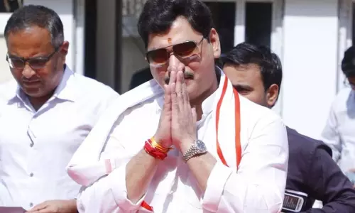 बीड सरपंच हत्याकांड पर विवाद के बीच महाराष्ट्र के मंत्री धनंजय मुंडे ने इस्तीफा दिया