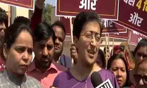 LoP आतिशी, आप विधायकों ने भाजपा के नेतृत्व वाली दिल्ली सरकार के खिलाफ विरोध प्रदर्शन किया LoP आतिशी, आप विधायकों ने भाजपा के नेतृत्व वाली दिल्ली सरकार के खिलाफ विरोध प्रदर्शन किया