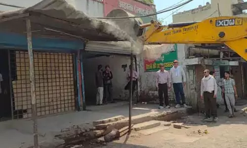 निगम ने अवैध शेड पर चलाया बुलडोजर, कांग्रेस नेता के विरोध करने पर हंगामा