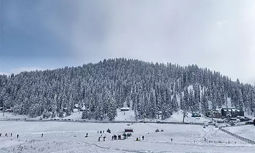 जम्मू-कश्मीर में पर्यटकों की आमद में भारी वृद्धि, 2024 में 2.36 करोड़ पर्यटक आने का रिकॉर्ड जम्मू-कश्मीर में पर्यटकों की आमद में भारी वृद्धि, 2024 में 2.36 करोड़ पर्यटक आने का रिकॉर्ड
