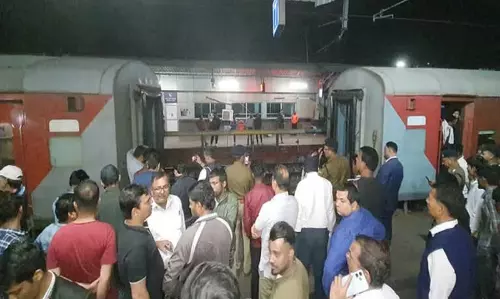 Chandauli: कपलिंग टूटने से दो हिस्सों में बंटी नंदन कानन एक्सप्रेस Chandauli: कपलिंग टूटने से दो हिस्सों में बंटी नंदन कानन एक्सप्रेस