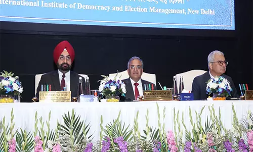 मुख्य चुनाव आयुक्त ने अधिकारियों को राजनीतिक दलों के प्रति उत्तरदायी होने का दिया निर्देश