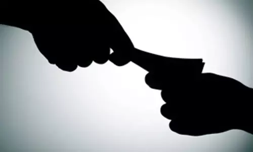 Odisha: नागरिक आपूर्ति कार्यालय के एकाउंटेंट 50,000 रुपये की रिश्वत लेते गिरफ्तार Odisha: नागरिक आपूर्ति कार्यालय के एकाउंटेंट 50,000 रुपये की रिश्वत लेते गिरफ्तार