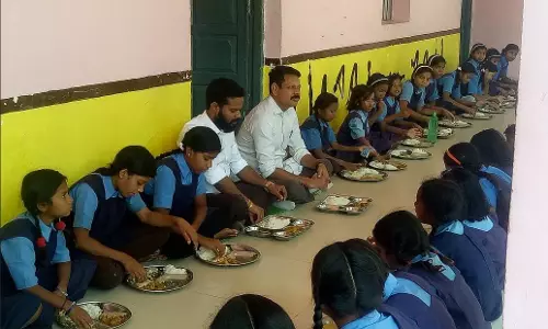 एसडीएम ने बच्चों के साथ बैठकर मध्याह्न भोजन ग्रहण किया