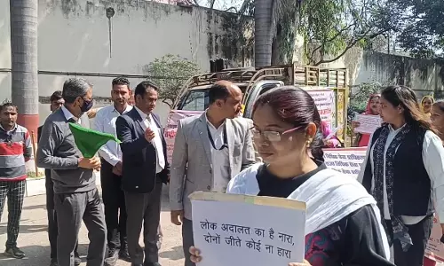Muzaffarnagar: जिला जज डॉ अजय कुमार ने जागरूकता रैली को हरी झंडी दिखाकर रवाना किया Muzaffarnagar: जिला जज डॉ अजय कुमार ने जागरूकता रैली को हरी झंडी दिखाकर रवाना किया