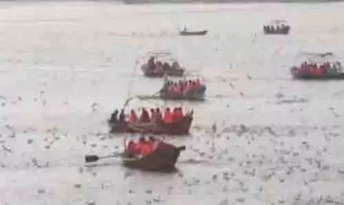 उत्तर प्रदेश: त्रिवेणी संगम पर साइबेरियन पक्षियों का जमावड़ा, पर्यटकों को दिखा मनोरम दृश्य उत्तर प्रदेश: त्रिवेणी संगम पर साइबेरियन पक्षियों का जमावड़ा, पर्यटकों को दिखा मनोरम दृश्य