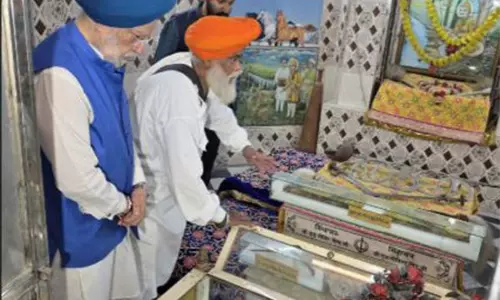 हरदीप पुरी ने Ayodhya में ऐतिहासिक गुरुद्वारा ब्रम्ह कुंड का किया दौरा