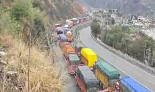 भूस्खलन के कारण Srinagar राजमार्ग बंद, बर्फबारी और बारिश से जम्मू-कश्मीर प्रभावित