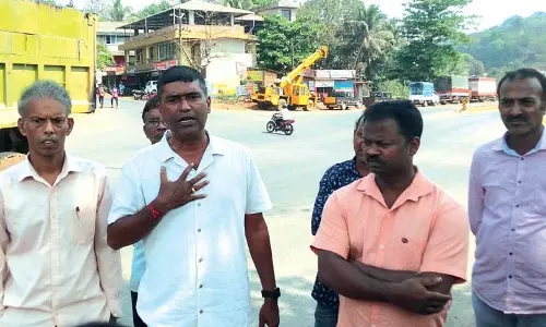 Bethora के स्थानीय लोगों ने नए चार लेन राजमार्ग पर सड़क सुरक्षा उपायों की कमी का विरोध किया Bethora के स्थानीय लोगों ने नए चार लेन राजमार्ग पर सड़क सुरक्षा उपायों की कमी का विरोध किया
