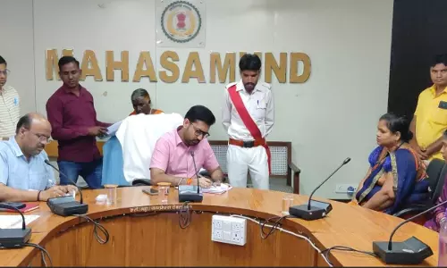कलेक्टर ने जनचौपाल में सुनी लोगों की समस्याएं, दिए निराकरण के निर्देश