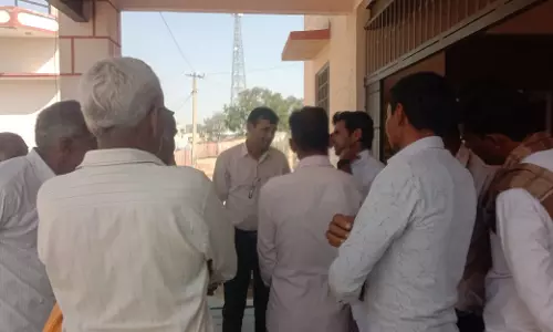 Churu एसडीएम बिजेन्द्र सिंह ने नाकरासर ग्राम पंचायत में फार्मर रजिस्ट्री शिविर का किया अवलोकन