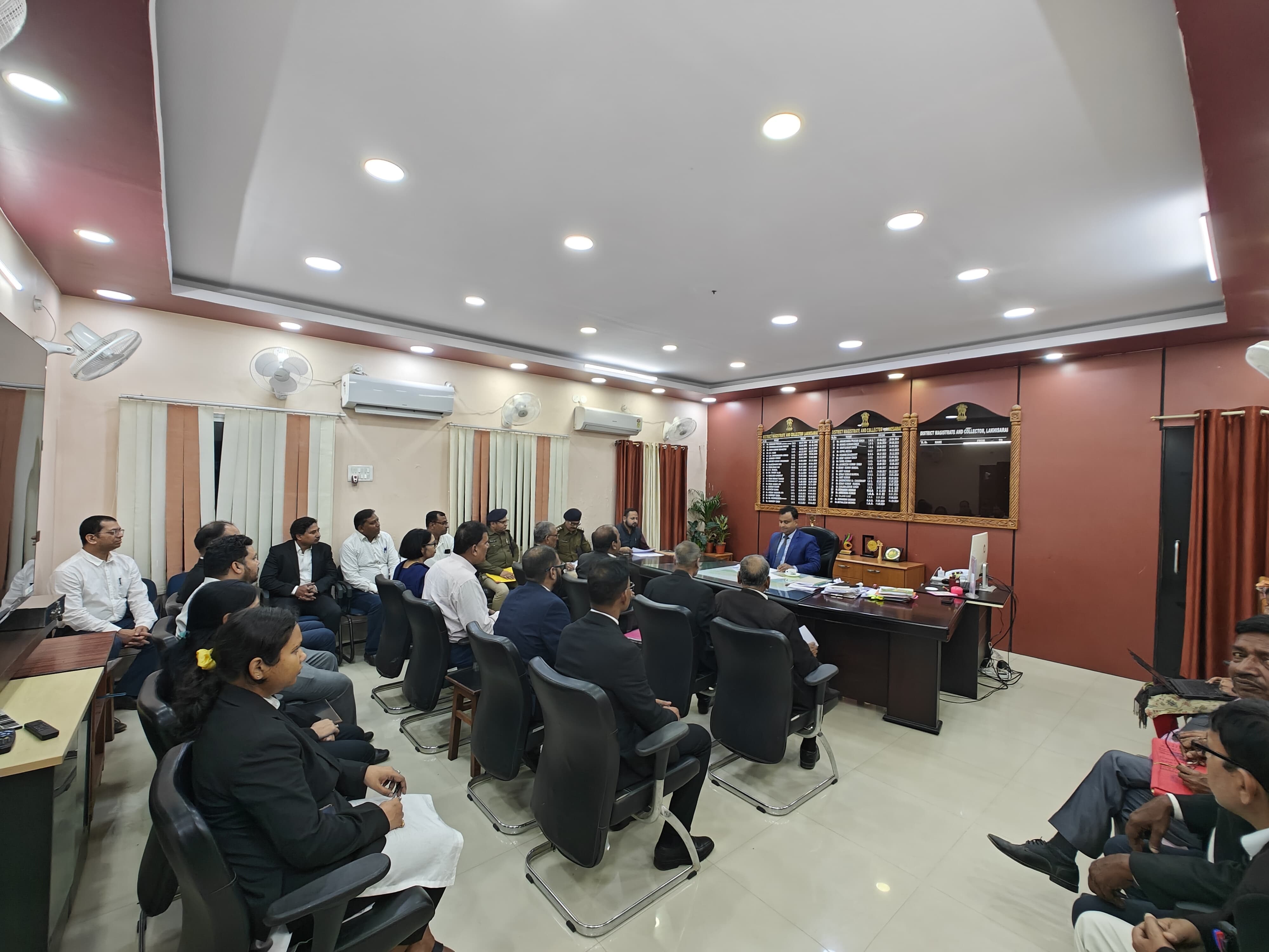 डीएम ने की अभियोजन पदाधिकारियों के साथ बैठक