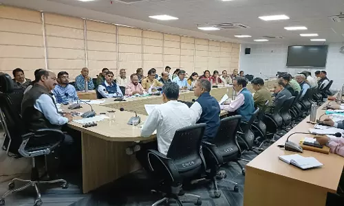 Alwar: कार्यवाहक जिला कलेक्टर ने ली विभागीय अधिकारियों की समीक्षा बैठक