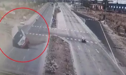 भयानक हादसे का लाइव VIDEO, बाइक सवार को बचाने के चक्कर में पलटी बस