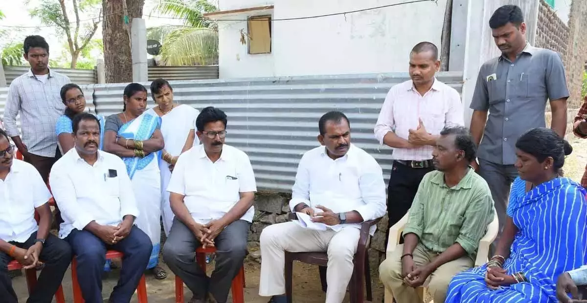 विधायक मेघा रेड्डी ने मृतक इंटरमीडिएट छात्र के परिवार को सांत्वना दी विधायक मेघा रेड्डी ने मृतक इंटरमीडिएट छात्र के परिवार को सांत्वना दी