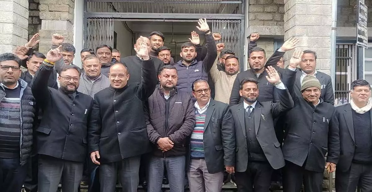 Himachal: चंबा में वकीलों ने अदालती कार्यवाही का बहिष्कार किया Himachal: चंबा में वकीलों ने अदालती कार्यवाही का बहिष्कार किया