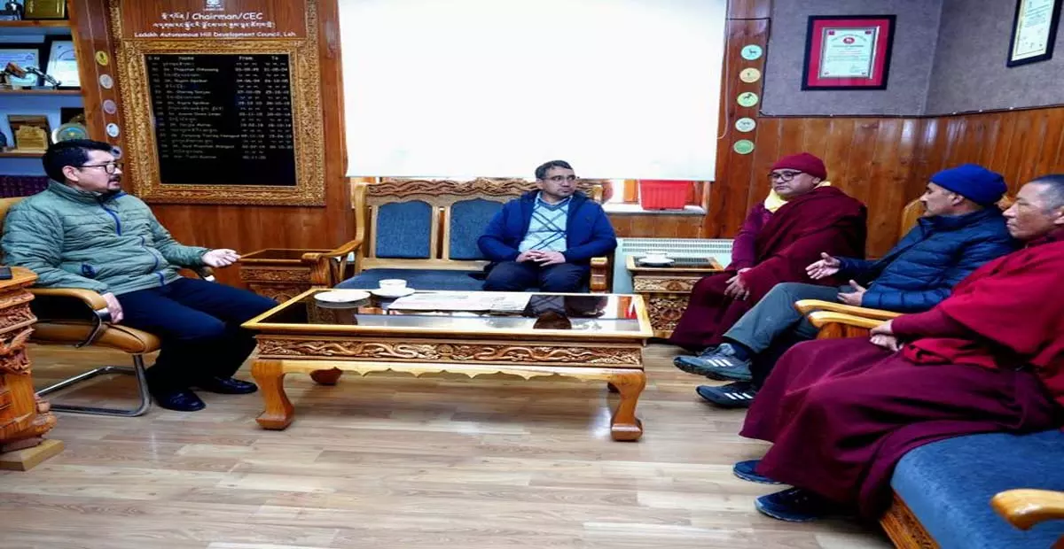 J&K: मठों में सीसीटीवी लगाने के लिए टेंडर को हिल काउंसिल की मंजूरी मिली J&K: मठों में सीसीटीवी लगाने के लिए टेंडर को हिल काउंसिल की मंजूरी मिली