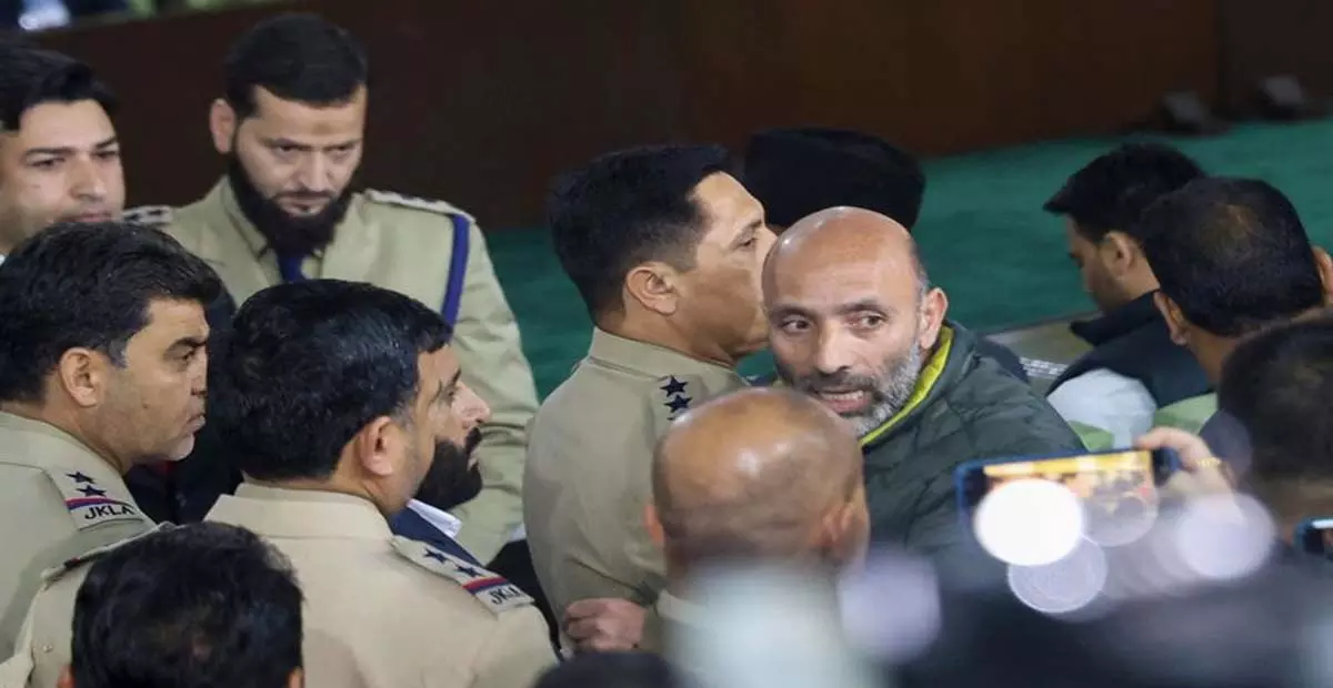 J&K: एआईपी लंगेट विधायक ने नागरिक हत्याओं के खिलाफ विरोध प्रदर्शन किया J&K: एआईपी लंगेट विधायक ने नागरिक हत्याओं के खिलाफ विरोध प्रदर्शन किया