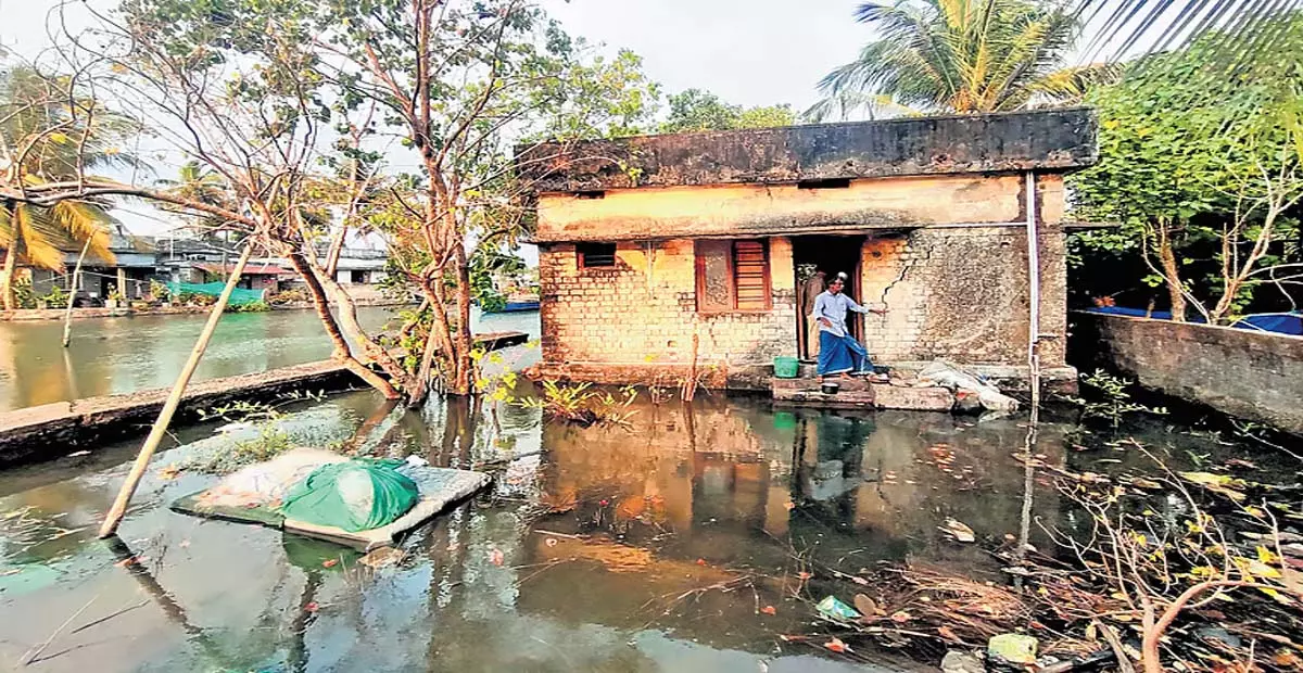 Kerala: भीषण जलभराव के कारण केरल से बड़े पैमाने पर पलायन Kerala: भीषण जलभराव के कारण केरल से बड़े पैमाने पर पलायन