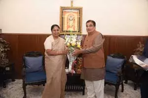दिल्ली की सीएम रेखा गुप्ता ने नितिन गडकरी से की मुलाकात दिल्ली की सीएम रेखा गुप्ता ने नितिन गडकरी से की मुलाकात